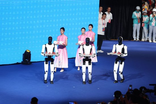 机器人捧奖牌参与颁奖仪式。图源：深圳报业集团记者 宁杰文