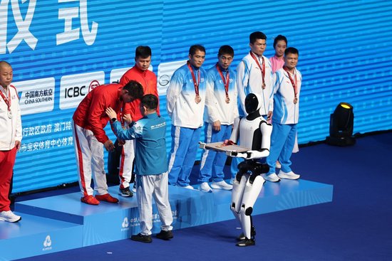 十五运会首次在颁奖典礼中引入机器人参与颁奖流程。图源：深圳报业集团记者 宁杰文
