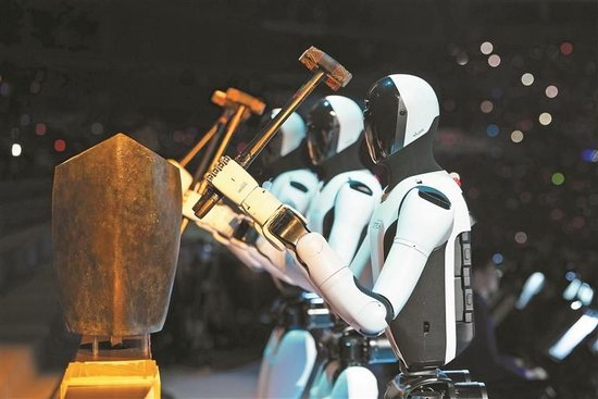 3台优必选Walker S2手持击槌奏响开幕曲《彩云追月》。