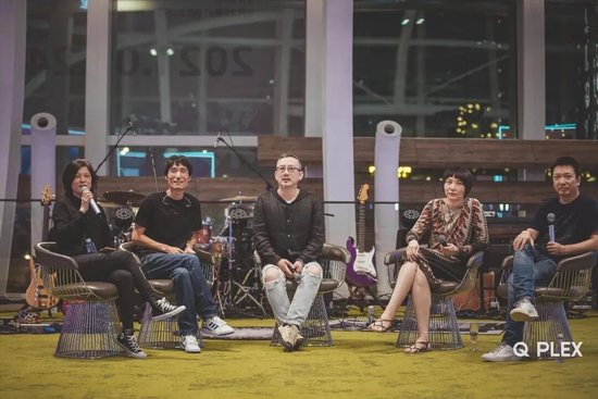 《幸福之地首发》跨界座谈会。从左至右：乐乐、王磊、项目发起人骅梓、先锋女作家黄雯、中国第一代电台DJ张有待。
