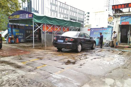▲洗车场搭建的伸缩雨棚。深圳晚报记者 罗明 摄