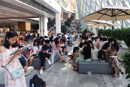 1 国庆佳节，许多市民和学生选择在图书馆度过，图书馆里一位难求。深圳晚报记者 冯明 摄