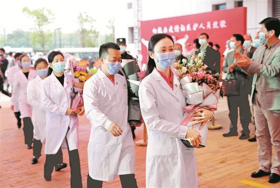 昨日,我市举行支援市三医院医护人员欢送仪式,第一批78名支援市三医院的医护人员将返回原岗位,继续抗击疫情。深圳特区报记者 李忠 摄
