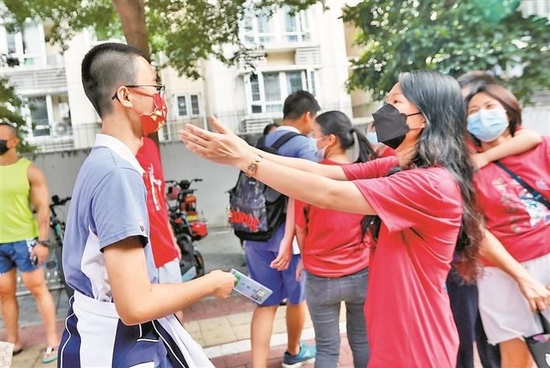 26日下午，深圳中考首日考试结束，家长在考点门口等待走出考场的考生。深圳商报记者 钟华登 摄