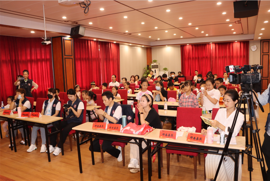 《国学经典》系列节目之《中华小国学》总导演刘灵、《国学经典》 制片人龚赞彩、《国学经典》 制片人吴沛谕、以及《国学经典》核心成员:中国诗歌学会谢沛坤,《千年孔子》演唱者张媛媛、《国学经典》摄影师潘峰 、制片主任刘贤科、策划主任陈明亮、剧务主任马少媚、总统筹刘水来。