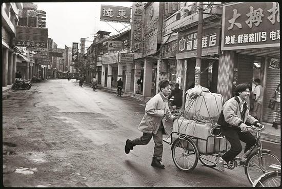 1991年,老街清晨,运货商贩。