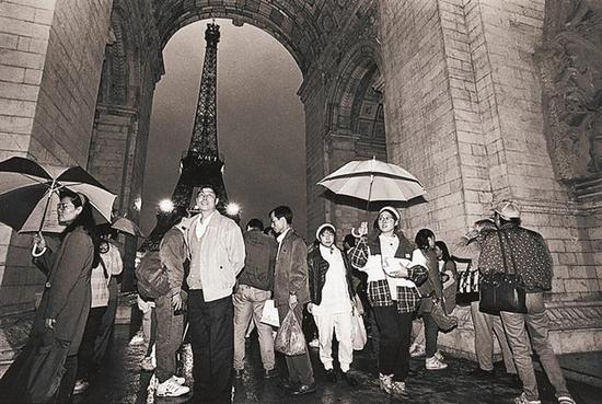 1994年6月18日，深圳世界之窗开园之夜。世界之窗选定世界景点118个。