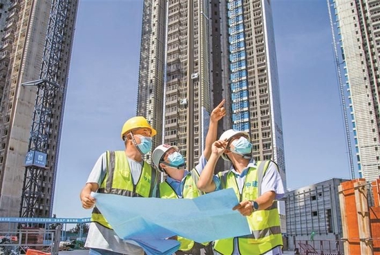 华富村棚改项目一线建设者正在进行技术复核工作,确保现场施工与设计图纸相符。深圳特区报记者 刘羽洁 摄