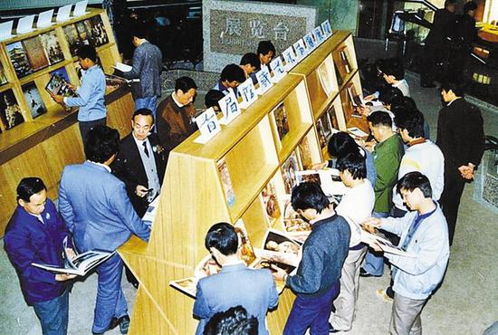 红荔路老馆开馆首日,在大厅举办首届馆藏艺术书籍展览,吸引了众多参会嘉宾及读者。