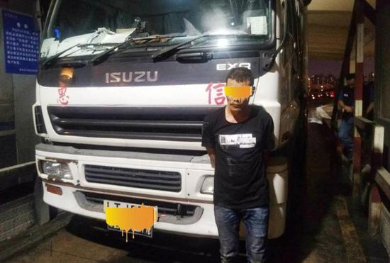 6日,边检民警查获一名藏匿车底企图非法出境越南籍人。