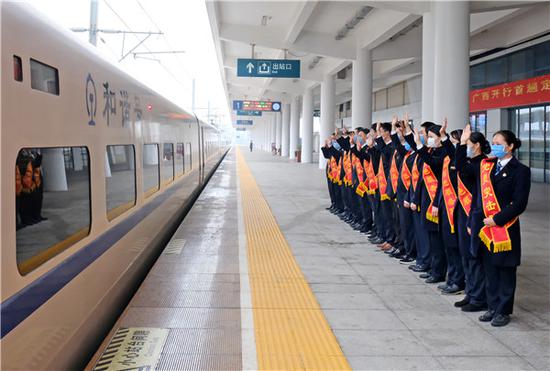 车站工作人员为专列送行。