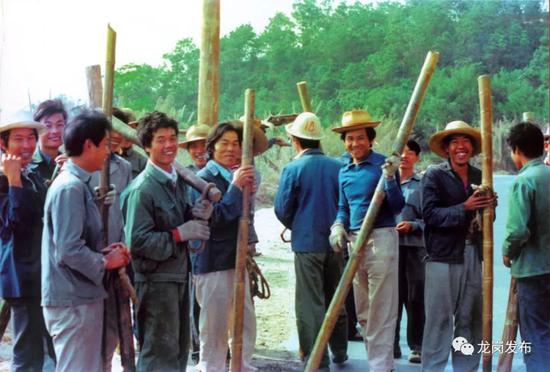 ▲1982年，有南粤“棒棒军”之称的农民工正准备往高山运送高压电缆。