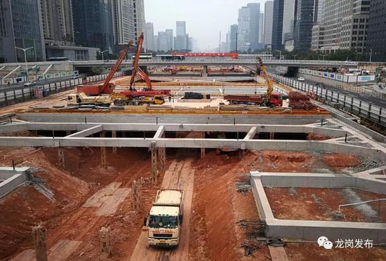 ▲深圳地铁中心区最大的工地。摄于2019年。到2020年，深圳轨道交通通车里程将超过400千米，届时轨道交通将覆盖全市核心区域，支撑东、中、西三大城市发展轴高效发展。