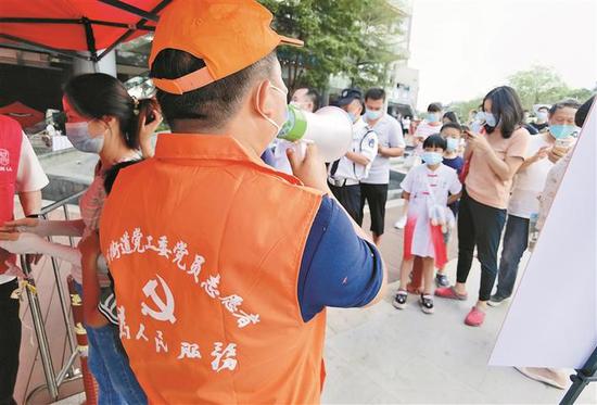 党员志愿者坚守在抗疫一线。深圳商报记者 廖万育 摄