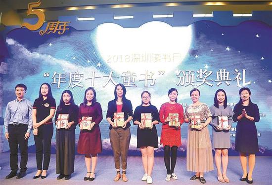 ▲图为主办方向学校赠书。
