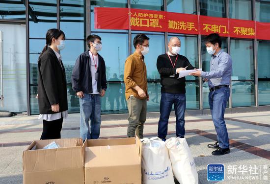 深圳光明区科创局工作人员向欣旺达电子股份有限公司配送口罩等防护物资