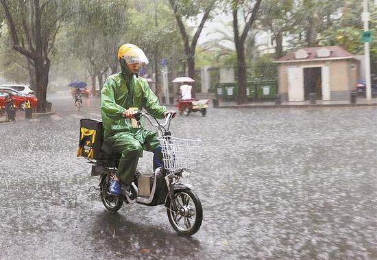 深圳昨发布暴雨红色预警信号 高考期间阵雨频