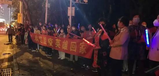南山全城亮灯、夹道欢迎，向我市战疫英雄致敬