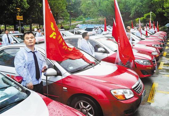  每逢学雷锋日、高考日，深圳出租车司机就会组织“爱心车队”，义务为市民服务。