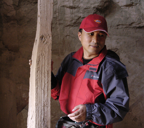 2005年,王旭东在新疆楼兰壁画墓做现场抢救性支顶。