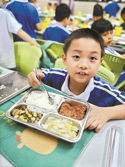 小学生在欢快地享用午餐。