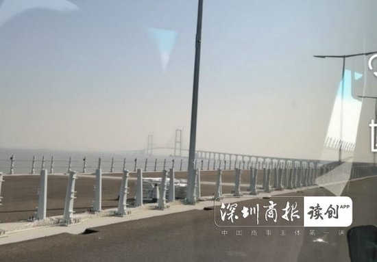 金秋碧波捷报传,游龙隐现伶付洋。姚嘉莉摄