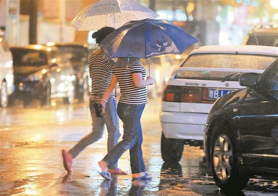 近期我市雷雨多发，给城市交通和市民出行带来不便。 深圳商报记者 陈锡明 摄