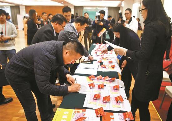 昨天，市人大代表向市六届人大七次会议报到。