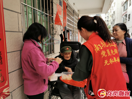 青年党员开展志愿服务。