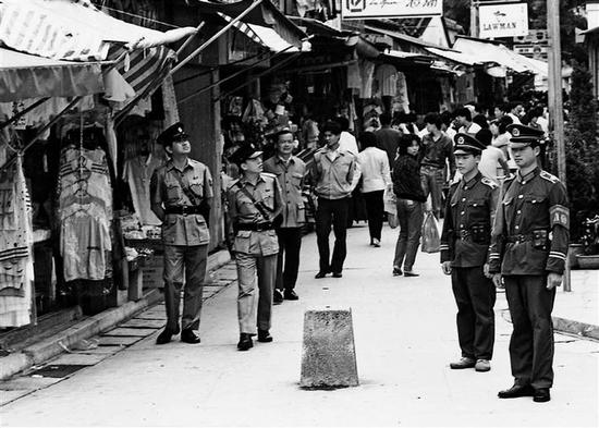作品《中英街》。1985年,何煌友拍下中英街珍贵而又真实的一幕。