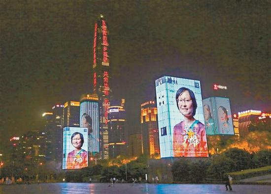 昨晚，深圳上演了一场特殊的灯光秀，致敬15位奋战在抗疫前线的女医护人员。图为市民中心广场。