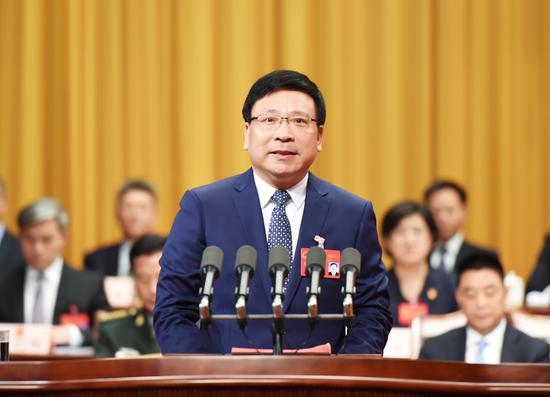 广东省深圳市六届人大八次会议上,深圳市市长陈如桂作政府工作报告。 深圳特区报记者 何龙 摄