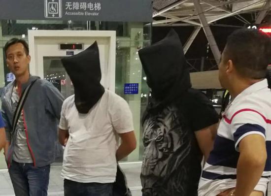 犯罪嫌疑人被押解回深。警方供图