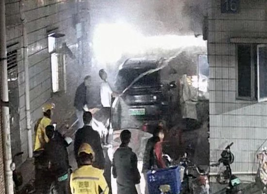 图为陈凯松带领救援群众灭火