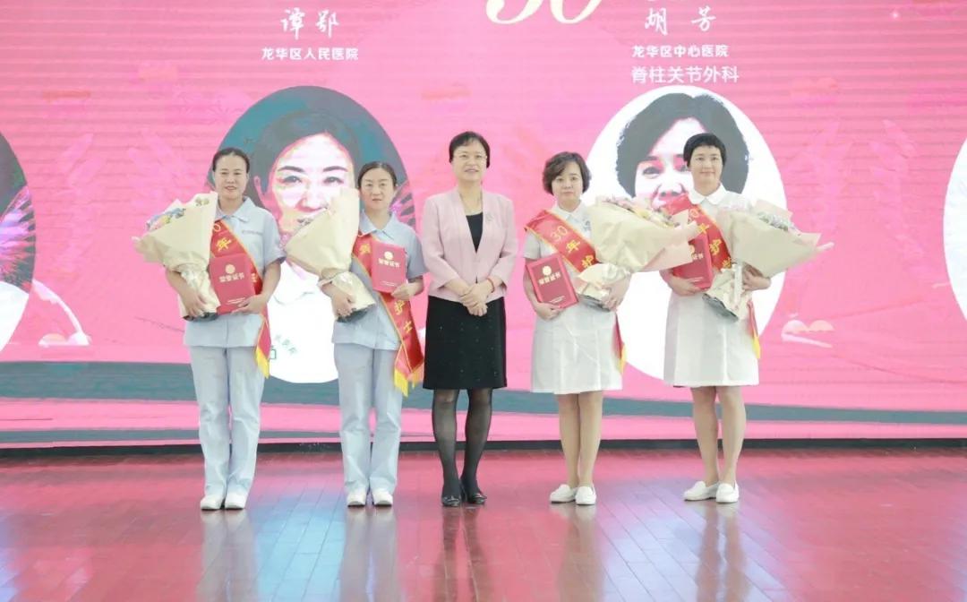 杜玲为“护龄满30年护士”获奖代表颁奖