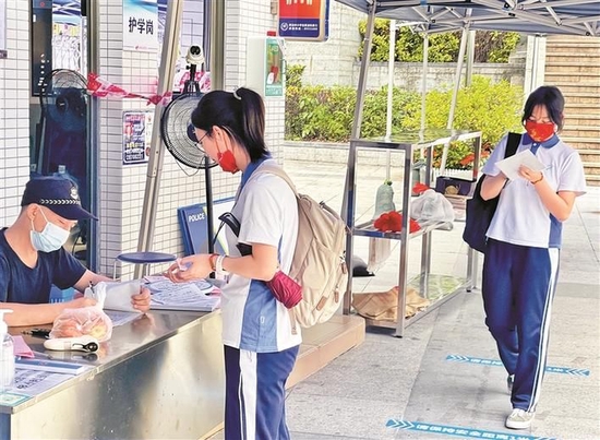 5.12万深圳学子今日参加高考，图为昨日布吉高级中学学子踩点考场。深圳商报记者 钟华登 摄