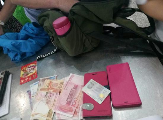 深圳东站派出所帮助旅客找回双肩包，内有人民币2000余元、港币1500余元、手机2部。