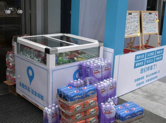 一箱箱的矿泉水和饮料堆在冰柜外。新华社记者 赵瑞希 摄