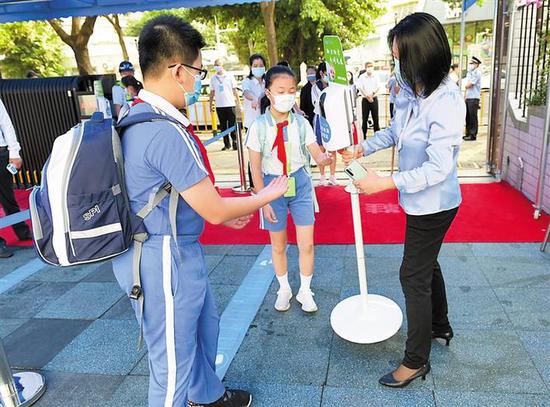 在荔园教育集团百花校区，返校复课的孩子来到校门口。 深圳商报记者 陈锡明 摄