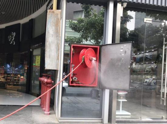 消防栓松动了，阀门处水花四溅。