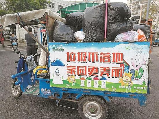 垃圾运输车未按要求保持密闭，且超高堆放。