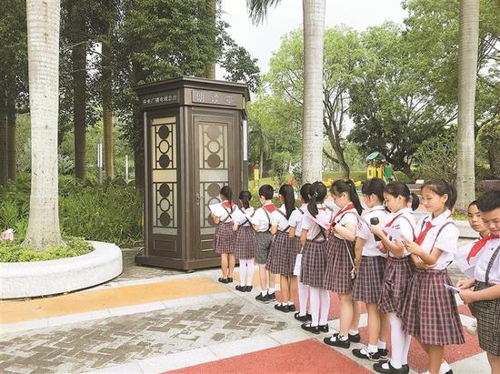 央视朗读亭走进香蜜公园，吸引共产党员、中小学生深情朗诵。深圳晚报记者 佟艳婷 摄