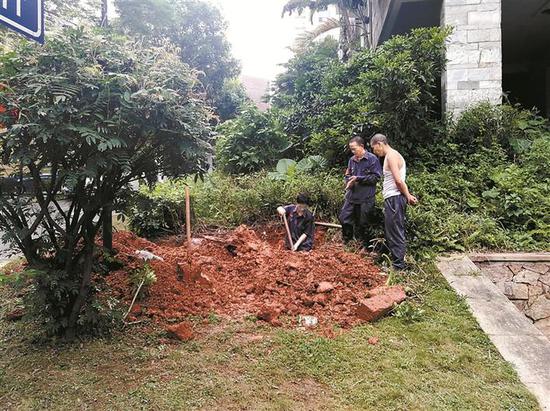 ◀工作人员正在进行管道修理。深圳晚报记者 林炳权 摄