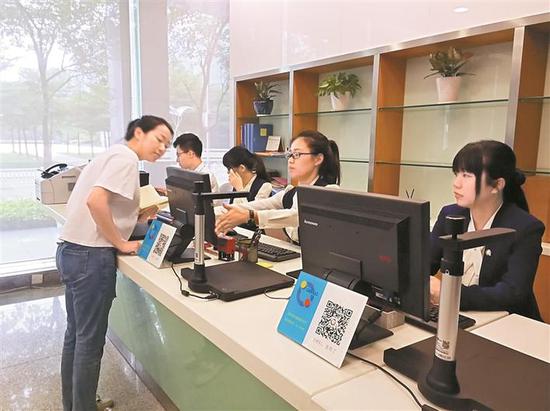 8月3日中午12时以后,市民前来深圳市行政服务大厅办业务。 深圳晚报记者 胡琼兰 摄
