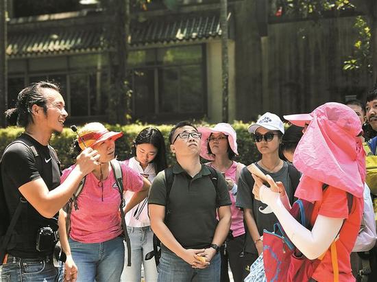 在专家带领下,首批导赏员进行户外培训。