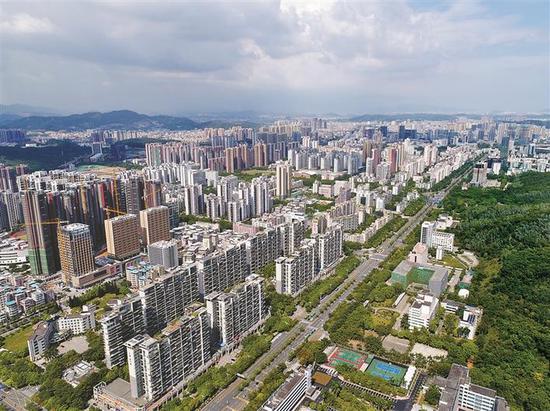 ▲深圳拟出台房地产市场监管新规,人均租住建筑面积不得低于6平方米。 深圳晚报记者 汪阳 摄