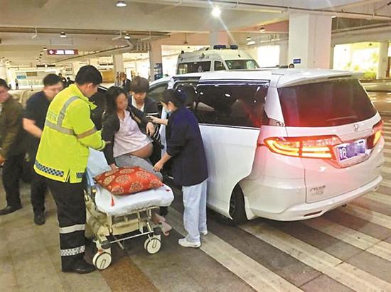 交警将刘先生一家安全送至医院。