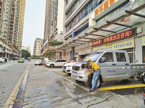 ▲宝安深车盟洗车店占道经营污水外流。深圳晚报见习记者 叶洋特 摄