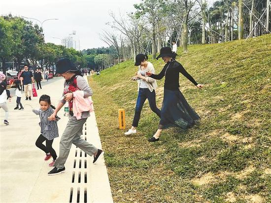 ▲公园和道路自然衔接，市民往返畅通无阻。深圳晚报记者 方壮芳 摄