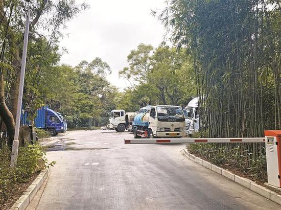 ▲燕晗山郊野公园停车场东门靠近路边，设置了消防通道标识，装有升降栏杆。 深圳晚报记者 唐文隽 摄